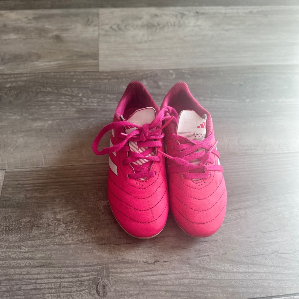 Athletic soccer cleats